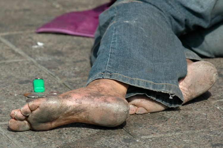 Hajléktalanok mondják az időjárás-jelentést a cseh televízióban