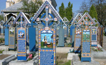 Lopják a szaploncai vidám temető fejfáit