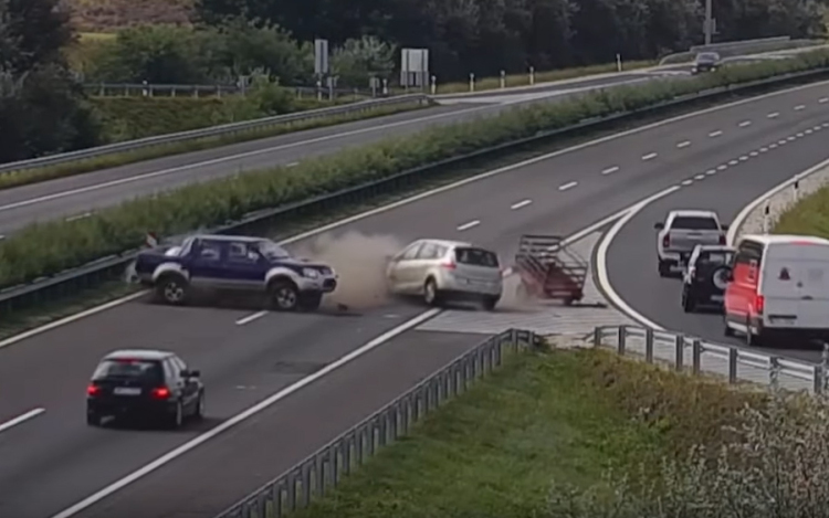 Az utóbbi időszak egyik legdöbbenetesebb balesete az m3-ason - VIDEÓ