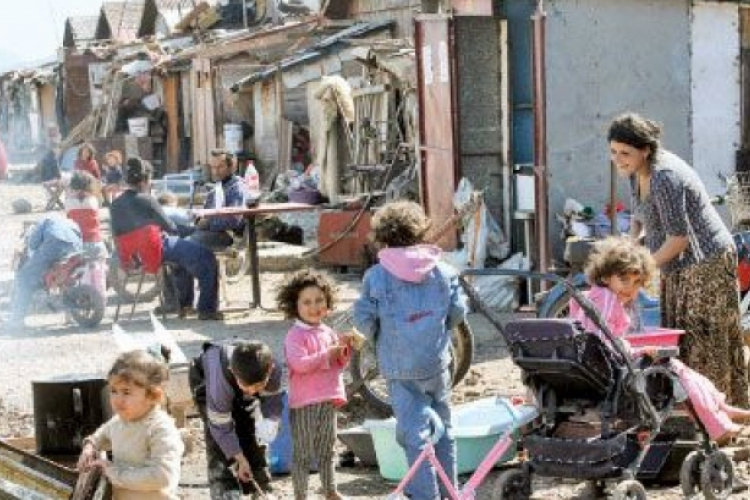 Megkezdődött a legnagyobb franciaországi illegális cigánytelep felszámolása