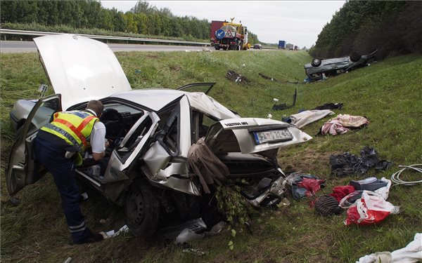 Két személygépkocsi ütközött az M5-ös autópályán