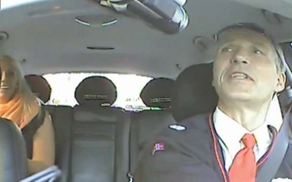 Taxisofőrnek álcázta magát a norvég kormányfő