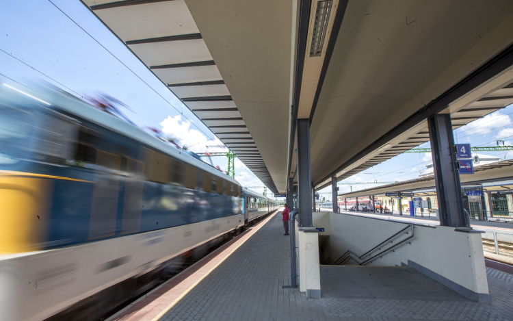 Olcsóbbak lesznek a vasúti e-vonatjegyek