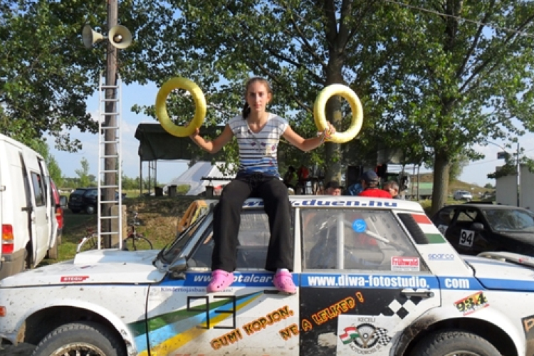 Kecelen újra Dübörög a V8-as szív!