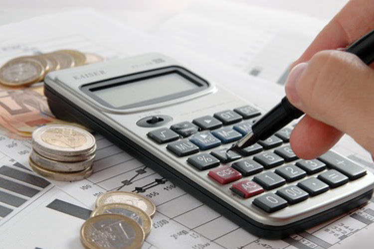 Új hitel felvételénél átlagosan 1,2 millió forintot bukunk ma