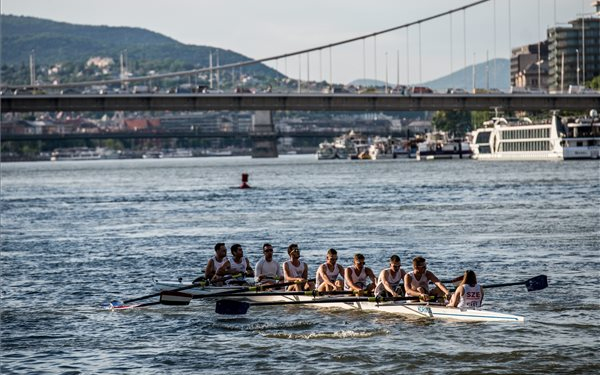Több tízezer néző előtt győri evezőssiker a Dunai Regattán