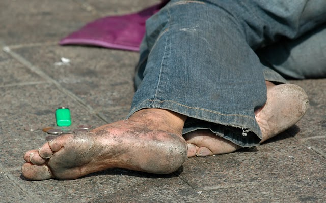 Hajléktalanok mondják az időjárás-jelentést a cseh televízióban