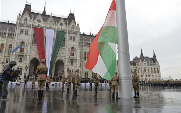 Augusztus 20. - A zászlófelvonással megkezdődtek az ünnepi rendezvények