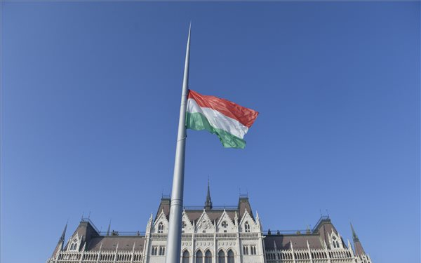 November 4. - Felvonták majd félárbocra engedték a nemzeti lobogót a Parlament előtt