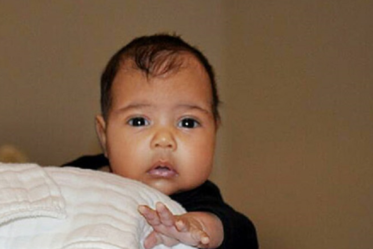 Íme az első nyilvános fotó a sztárpár babájáról