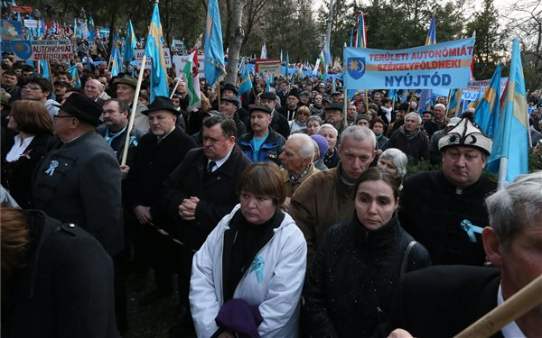 Basescu kitiltaná Romániából a Jobbikot