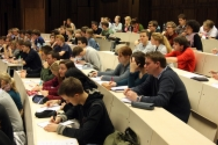 Professzorok üdvözlik a kancellária-rendszert