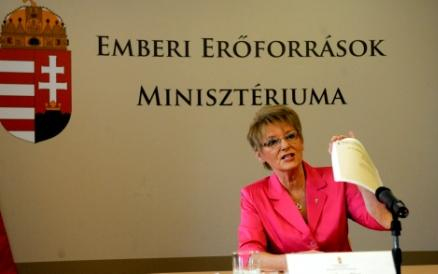 Több mint 105 ezer pedagógust soroltak át