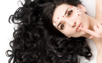 A fekete hajúak jelleme jobb?