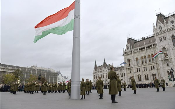 Október 23. - Felvonták a nemzeti lobogót a Parlament előtti Kossuth Lajos téren