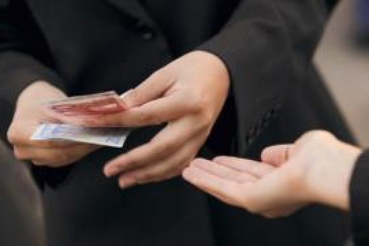 Szigorú szabályozás alatt vannak a vezetői bérek és juttatások 