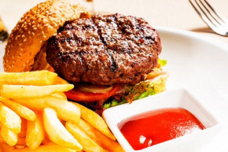 Laborban növesztettek hamburgert: kevés az 'igazi' hús