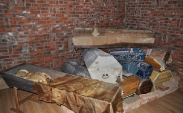 Inkább a holtak, mint az élők! Utóbbiaktól jobban fél a hajléktalan férfi