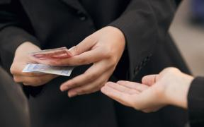 Szigorú szabályozás alatt vannak a vezetői bérek és juttatások 