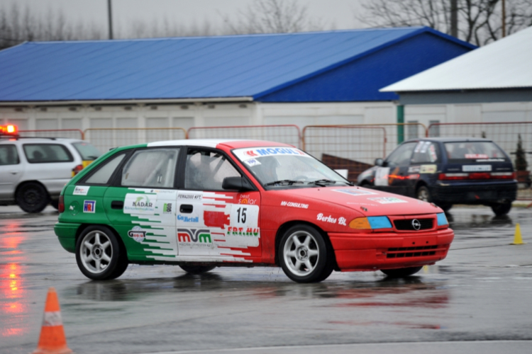 Sanyi Győzött, az eső vesztett.