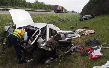 Két személygépkocsi ütközött az M5-ös autópályán