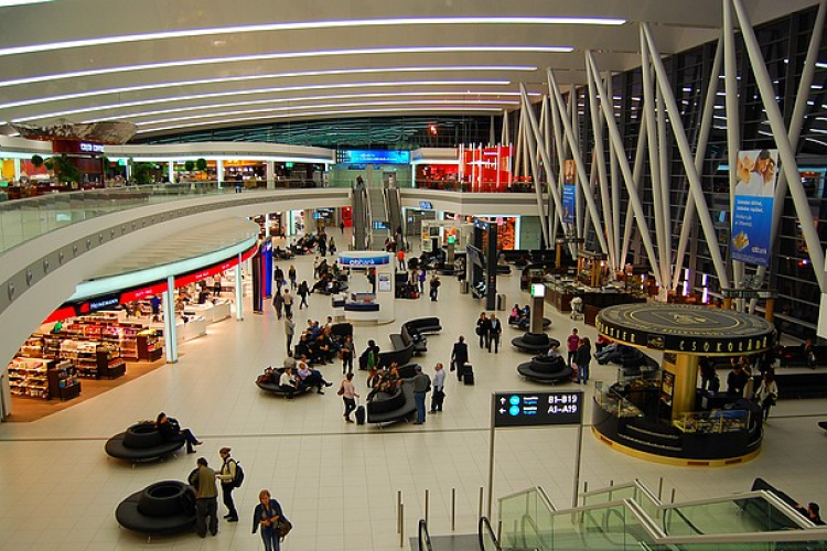 Kokainnal átitatott gyermekruhát találtak a reptéren