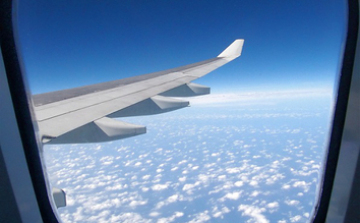 Trombózishoz vezethet, ha a repülőn az ablak mellé ül