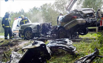 Fának csapódott, majd kigyulladt egy autó a 82-es úton