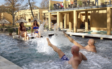 Kültéri medencében fürdőztek Rippelék októberben