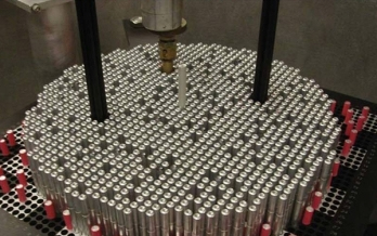 Alig kerül többe repülővel hozni a nukleáris fűtőanyagot