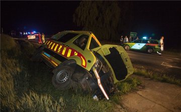 Baleseti helyszínt biztosító rendőrautónak ütközött egy mentő