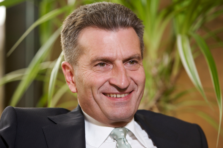 Oettinger: egységes európai energiapolitikával kell visszaszorítani az árakat