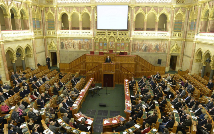 Huszonegy előterjesztésről döntenek a képviselők