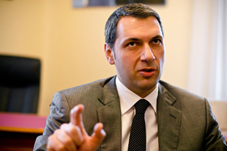 Lázár János hétfőn egyeztet az uniós biztossal