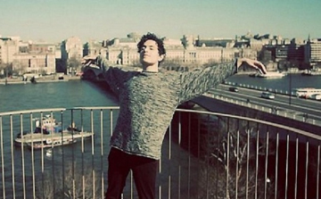 Nyilvánosság előtt veszítené el ártatlanságát a meleg fiú