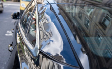 Hihetetlen! Megolvasztotta a nap sugara a parkoló autót