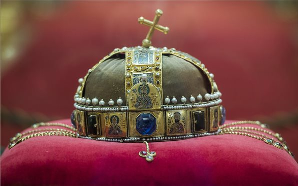 Könyv jelenik meg a Szent Korona hazatéréséről