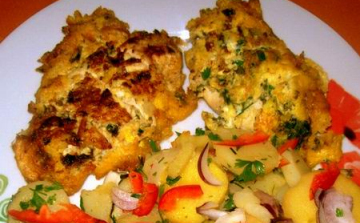 Csirkemell parmezánbundában színes burgonyasalátával