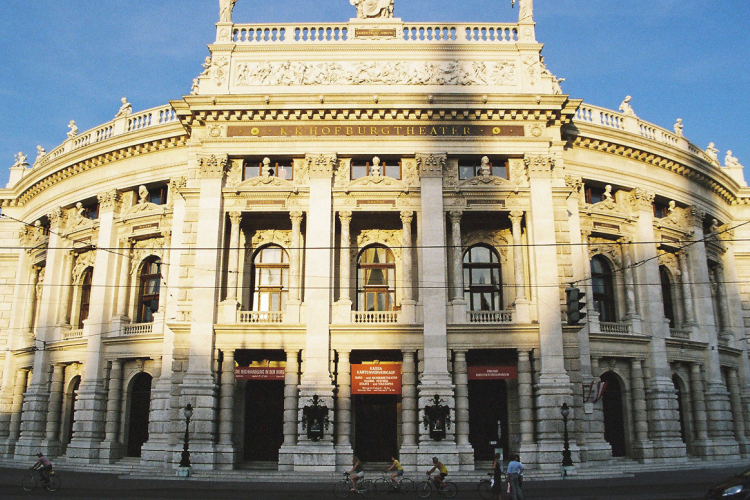 Nem fogadja el a budapesti Nemzeti Színház meghívását a bécsi Burgtheater