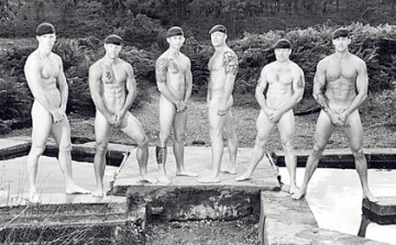 Egy szál barett sapkában pózoltak az izmos brit katonák