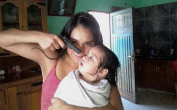 Fegyverrel viccelődik a kisbabájával