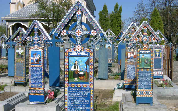 Lopják a szaploncai vidám temető fejfáit