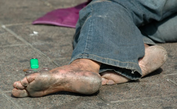 Hajléktalanok mondják az időjárás-jelentést a cseh televízióban