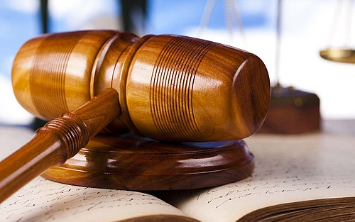 Első fokon életfogytiglant kapott a Győrben késsel ölő hajléktalan