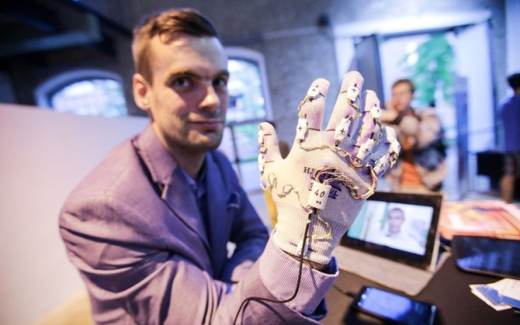 Magyar fejlesztés: okoskesztyű jeltolmácsnak