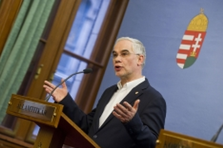 Balog gyermekvállalást ösztönző javaslatot nyújtott be