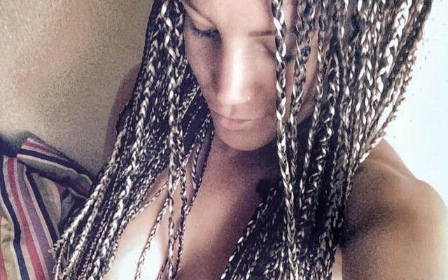 Bencsik Tamara egy szál bugyiban villog új hajával