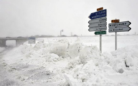 Halálos balesetek a havazás miatt Franciaországban