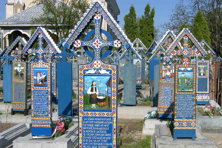 Lopják a szaploncai vidám temető fejfáit