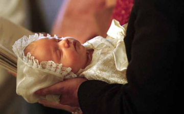 Megkeresztelték György herceget